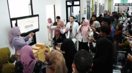 Ketua TP PKK Padang Panjang, dr. Dian Puspita Fadly Amran, Sp.JP FIHA memberikan penyuluhan kesehatan jantung kepada pasien di RSUD Padang Panjang. (Kominfo Padang Panjang)