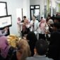 Ketua TP PKK Padang Panjang, dr. Dian Puspita Fadly Amran, Sp.JP FIHA memberikan penyuluhan kesehatan jantung kepada pasien di RSUD Padang Panjang. (Kominfo Padang Panjang)