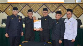 Pemko Padang-DPRD menyejutui Ranperda Pajak Daerah dan Retribusi Daerah. (Prokopim Padang) 