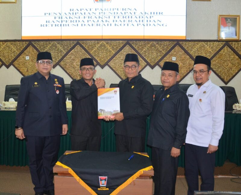 Pemko Padang-DPRD menyejutui Ranperda Pajak Daerah dan Retribusi Daerah. (Prokopim Padang) 