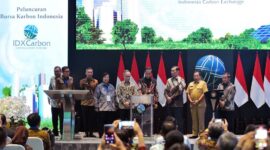Presiden Jokowi meluncurkan sekaligus membuka Perdagangan Perdana Bursa Karbon Indonesia, di BEI, di Jakarta, Selasa (26/9/2023). (Humas Setkab/Agung)