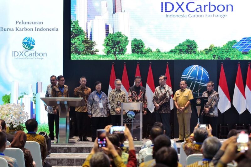 Presiden Jokowi meluncurkan sekaligus membuka Perdagangan Perdana Bursa Karbon Indonesia, di BEI, di Jakarta, Selasa (26/9/2023). (Humas Setkab/Agung)