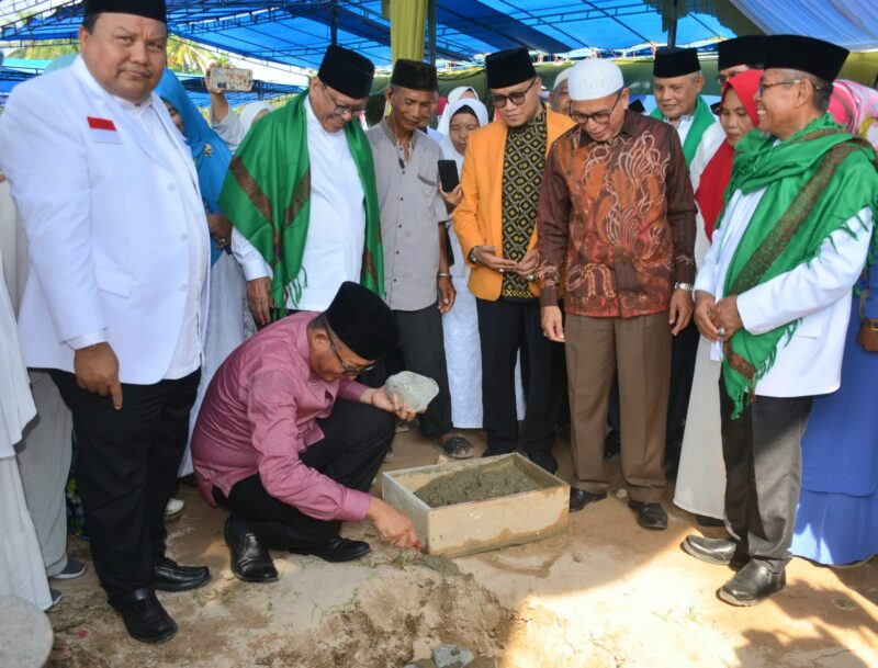 Wali Kota Padang Hendri Septa melakukan peletakkan batu pertama pembangunan Universitas Perti di Padang Sarai, Koto Tangah, Kota Padang, Jumat (1/9/2023). (Prokopim Padang) 