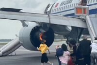 Para penumpang Air China turun dari pesawat menggunakan perosotan evakuasi darurat. (FATIII Aviation)