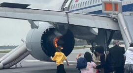 Para penumpang Air China turun dari pesawat menggunakan perosotan evakuasi darurat. (FATIII Aviation)