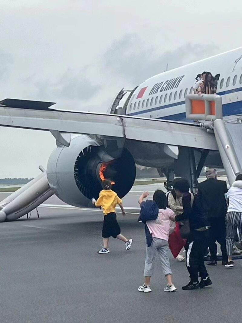Para penumpang Air China turun dari pesawat menggunakan perosotan evakuasi darurat. (FATIII Aviation)