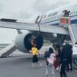 Para penumpang Air China turun dari pesawat menggunakan perosotan evakuasi darurat. (FATIII Aviation)
