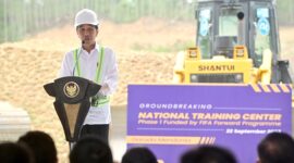 Presiden Jokowi groundbreaking Pusat Pelatihan Nasional PSSI di IKN. (BPMI Setpres)