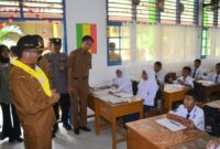 Wali Kota Padang Hendri Septa menyapa siswa di SMPN 29 Padang. (Prokopim Padang)