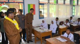 Wali Kota Padang Hendri Septa menyapa siswa di SMPN 29 Padang. (Prokopim Padang)