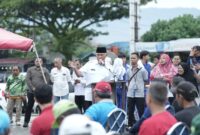 Gubernur Sumbar Mahyeldi saat menghadiri peringatan Gerakan Nasional BCL-Gerakan Partisipasi Nelayan Mengambil Sampah Laut Pantai Muaro Lasak, Kota Padang. (adpsb)