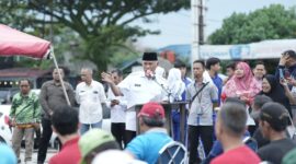 Gubernur Sumbar Mahyeldi saat menghadiri peringatan Gerakan Nasional BCL-Gerakan Partisipasi Nelayan Mengambil Sampah Laut Pantai Muaro Lasak, Kota Padang. (adpsb)