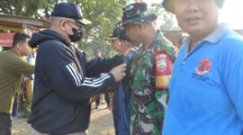 Sekda Padang Andree Algamar secara simbolis memasangkan rompi kepada personil Satgas Kencana Kecamatan Nanggalo, Minggu (17/9/2023). (Prokopim Padang)