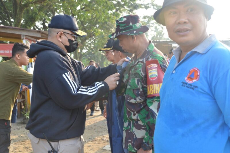 Sekda Padang Andree Algamar secara simbolis memasangkan rompi kepada personil Satgas Kencana Kecamatan Nanggalo, Minggu (17/9/2023). (Prokopim Padang)