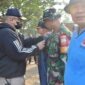 Sekda Padang Andree Algamar secara simbolis memasangkan rompi kepada personil Satgas Kencana Kecamatan Nanggalo, Minggu (17/9/2023). (Prokopim Padang)