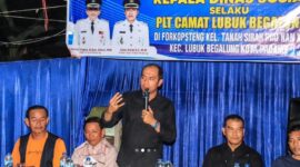 Kadinsos Padang Heriza Syafani yang juga Plt Camat Lubeg menghadiri Forkopsteng Kelurahan Tanah Sirah Piai Nan XX, Jumat (15/9/2023). (Humas Dinsos Padang)