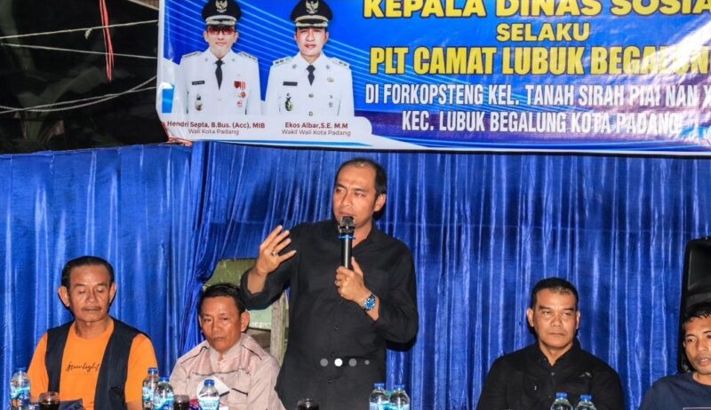 Kadinsos Padang Heriza Syafani yang juga Plt Camat Lubeg menghadiri Forkopsteng Kelurahan Tanah Sirah Piai Nan XX, Jumat (15/9/2023). (Humas Dinsos Padang)