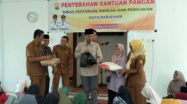 Wali Kota Pariaman Genius menyerahkan bantuan sembako kepada warga kurang mampu, Senin (25/9/2023). (MC Kota Pariaman)