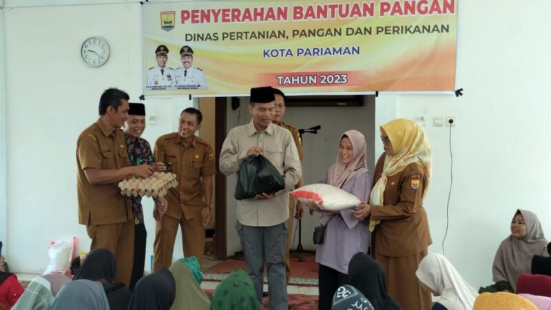 Wali Kota Pariaman Genius menyerahkan bantuan sembako kepada warga kurang mampu, Senin (25/9/2023). (MC Kota Pariaman)