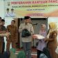 Wali Kota Pariaman Genius menyerahkan bantuan sembako kepada warga kurang mampu, Senin (25/9/2023). (MC Kota Pariaman)