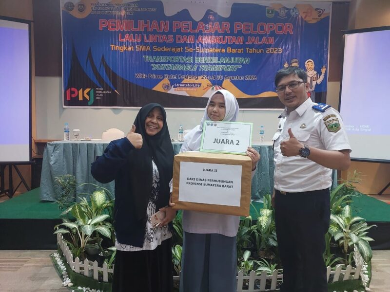 Siswi SMAN 1 Padang Panjang Ratu Amaliyah meraih peringkat kedua dalam ajang Pelajar Pelopor Keselamatan Lalu Lintas Angkutan Jalan Tingkat Sumbar. (Diskominfo Padang Panjang)