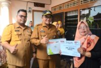 Wali Kota Padang Hendri Septa menyerahkan bantuan peralatan penunjang produksi UMKM kepada pelaku UMKM di Kecamatan Nanggalo, Senin (18/9/2023). (Prokopim Padang)