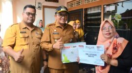Wali Kota Padang Hendri Septa menyerahkan bantuan peralatan penunjang produksi UMKM kepada pelaku UMKM di Kecamatan Nanggalo, Senin (18/9/2023). (Prokopim Padang)