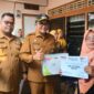 Wali Kota Padang Hendri Septa menyerahkan bantuan peralatan penunjang produksi UMKM kepada pelaku UMKM di Kecamatan Nanggalo, Senin (18/9/2023). (Prokopim Padang)