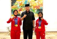 Wali Kota Padang Panjang Fadly Amran bersama dua atlet FAJI Kota Padang Panjang, Puteri Adinda Delvia Syafitri dan Ade Wahyu Fadlilah. (Kominfo Padang Panjang)