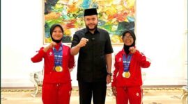 Wali Kota Padang Panjang Fadly Amran bersama dua atlet FAJI Kota Padang Panjang, Puteri Adinda Delvia Syafitri dan Ade Wahyu Fadlilah. (Kominfo Padang Panjang)