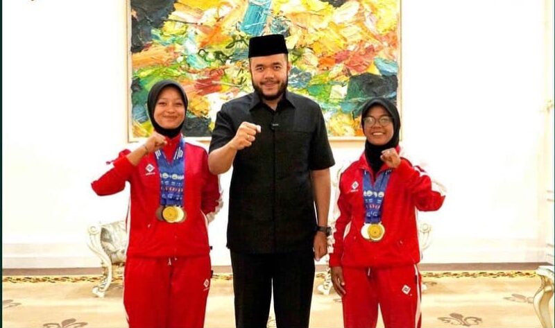 Wali Kota Padang Panjang Fadly Amran bersama dua atlet FAJI Kota Padang Panjang, Puteri Adinda Delvia Syafitri dan Ade Wahyu Fadlilah. (Kominfo Padang Panjang)