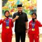Wali Kota Padang Panjang Fadly Amran bersama dua atlet FAJI Kota Padang Panjang, Puteri Adinda Delvia Syafitri dan Ade Wahyu Fadlilah. (Kominfo Padang Panjang)