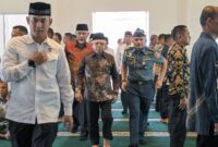 Wapres RI Ma’ruf Amin didampingi Gubernur Mahyeldi Shalat Jumat di Masjid Baitul Auliya Komplek Kantor Gubernur. (adpsb) 