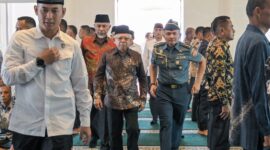 Wapres RI Ma’ruf Amin didampingi Gubernur Mahyeldi Shalat Jumat di Masjid Baitul Auliya Komplek Kantor Gubernur. (adpsb) 