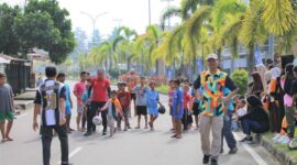 Wali Kota Pariaman Genius Umar berbaur dengan masyarakat saat Car Free Day, Minggu (24/9/2023). (MC Kota Pariaman)