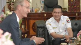 Pertemuan Wakil Wali Kota Padang, Ekos Albar dengan perwakilan dari HAWK University, Hildesheim Germany Prof. Dr. Ing. Habil Michael Hansen di Balaikota Padang, Rabu (20/9/2023). (Diskominfo Padang)
