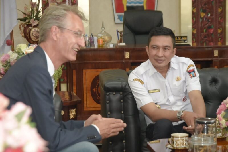 Pertemuan Wakil Wali Kota Padang, Ekos Albar dengan perwakilan dari HAWK University, Hildesheim Germany Prof. Dr. Ing. Habil Michael Hansen di Balaikota Padang, Rabu (20/9/2023). (Diskominfo Padang)