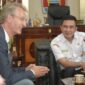 Pertemuan Wakil Wali Kota Padang, Ekos Albar dengan perwakilan dari HAWK University, Hildesheim Germany Prof. Dr. Ing. Habil Michael Hansen di Balaikota Padang, Rabu (20/9/2023). (Diskominfo Padang)
