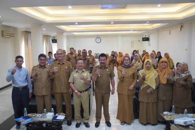Wakil Wali Kota Padang Panjang, Asrul saat FGD Percepatan Penurunan Stunting, di Hotel Rangkayo Basa, Selasa (12/9/2023). (Kominfo Padang Panjang)