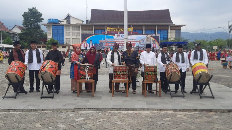 Wali Kota Padang Hendri Septa mencanangkan mata pelajaran muatan lokal Keminangkabauan, Selasa (19/9/2023). 