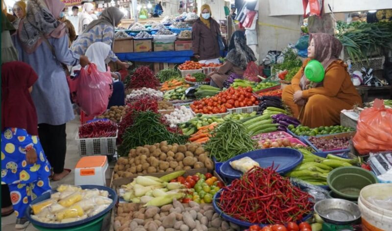 Aktifitas jual beli di Pasar Pusat Padang Panjang. (Kominfo Padang Panjang)