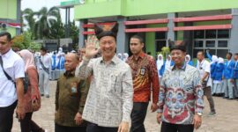 Menperin Agus Gumiwang, Kepala BPSDMI Masrokhan dan jajaran pejabat eselon I Kemenperin disambut hangat oleh warga sekolah.