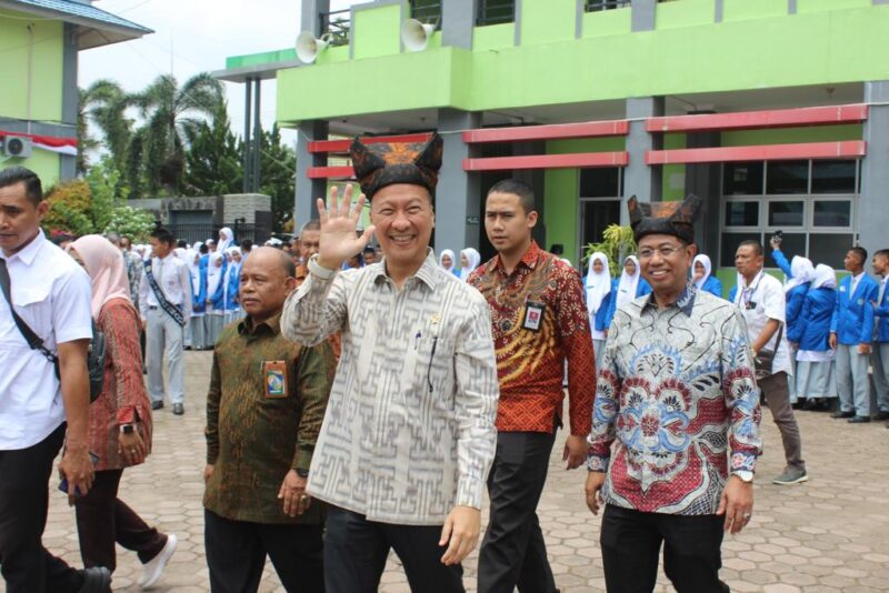 Menperin Agus Gumiwang, Kepala BPSDMI Masrokhan dan jajaran pejabat eselon I Kemenperin disambut hangat oleh warga sekolah.