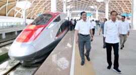Presiden Joko Widodo menjajal moda transportasi Kereta Cepat Jakarta-Bandung (KCJB) dari Stasiun Halim di Jakarta Timur menuju Stasiun Tegalluar pada Rabu (13/9/2023). (BPMI Setpres/Muchlis Jr)