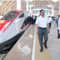 Presiden Joko Widodo menjajal moda transportasi Kereta Cepat Jakarta-Bandung (KCJB) dari Stasiun Halim di Jakarta Timur menuju Stasiun Tegalluar pada Rabu (13/9/2023). (BPMI Setpres/Muchlis Jr)