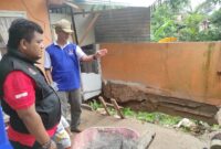 Kabid Kedaruratan dan Logistik BPBD Padang Al Banna meninjau kejadian longsor di Perumahan Novel Indah 3, Kelurahan Lubuk Minturun, Kecamatan Koto Tangah. (BPBD Padang)