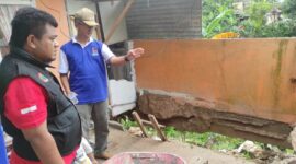 Kabid Kedaruratan dan Logistik BPBD Padang Al Banna meninjau kejadian longsor di Perumahan Novel Indah 3, Kelurahan Lubuk Minturun, Kecamatan Koto Tangah. (BPBD Padang)