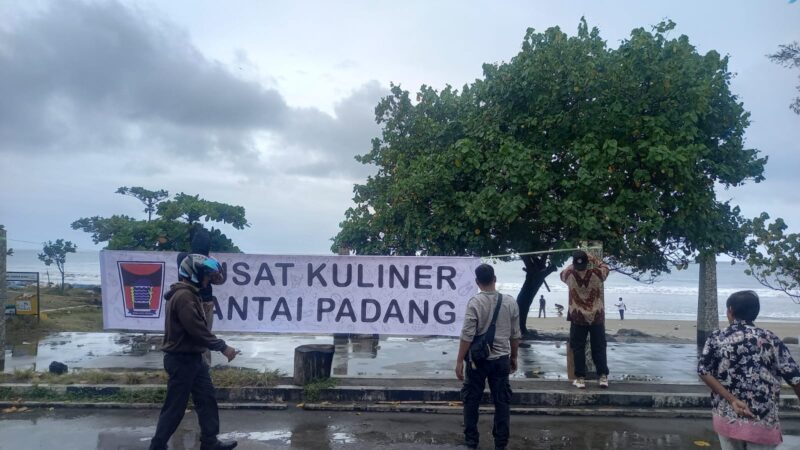 Pemko Padang mulai menyiapkan lokasi Pasar Kuliner di Pantai Padang. (Diskominfo Padang)