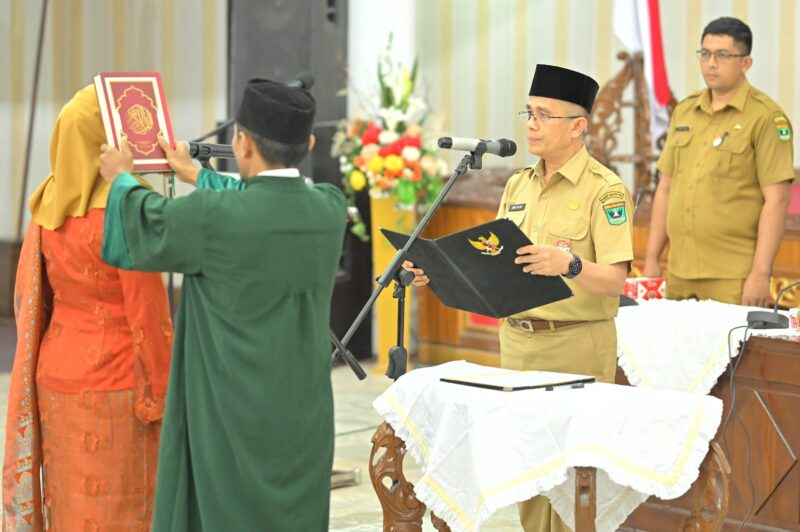 Asisten Administrasi Umum Setdaprov Sumbar Andri Yulika melantik Dirse Novera sebagai Kabag Perencanaan dan Kepegawaian Setda pada Biro Administrasi Pimpinan Setdaprov Sumbar. (adpsb)