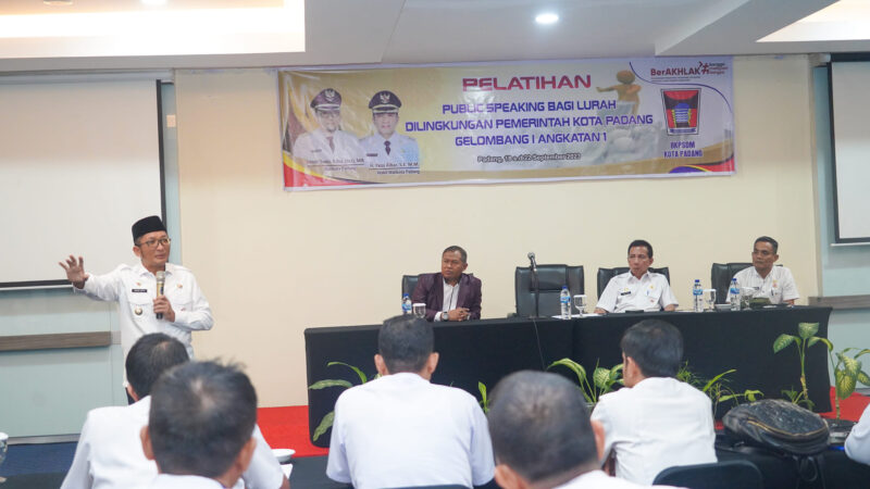 Wali Kota Padang Hendri Septa memotivasi para lurah, Rabu (20/9/2023). (Prokopim Padang)